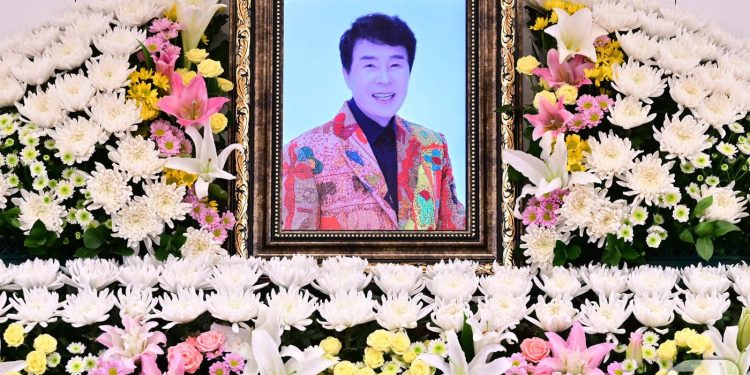 “가요계 큰별 져” 태진아·혜은이·강진, 故송대관 빈소 찾아 애도
