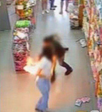 뒷주머니 휴대폰 갑자기 ‘펑’…엉덩이 불붙은 여성 혼비백산