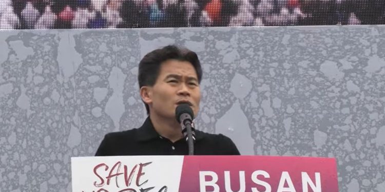 ‘연봉 60억’ 포기 전한길, 유튜버 구독자는 2배 늘어 114만명