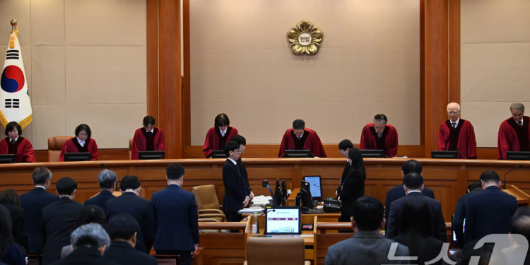 尹 탄핵 심판 만신창이 된 헌재…”정치가 만들어낸 사법 불신”