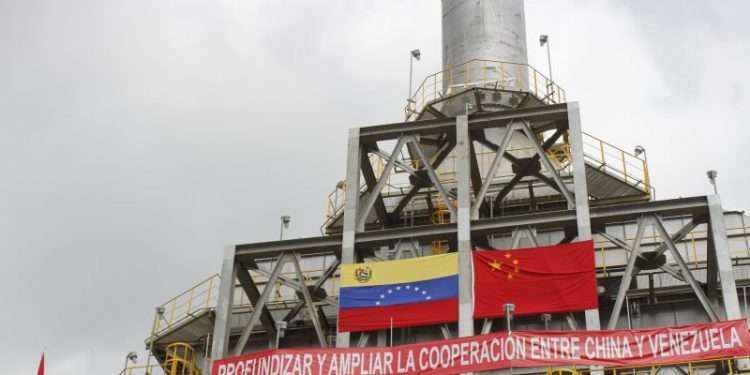 中, 베네수엘라산 원유 수입 전격 중단…﻿美 ‘세컨더리 관세’ 위협에 ‘백기’