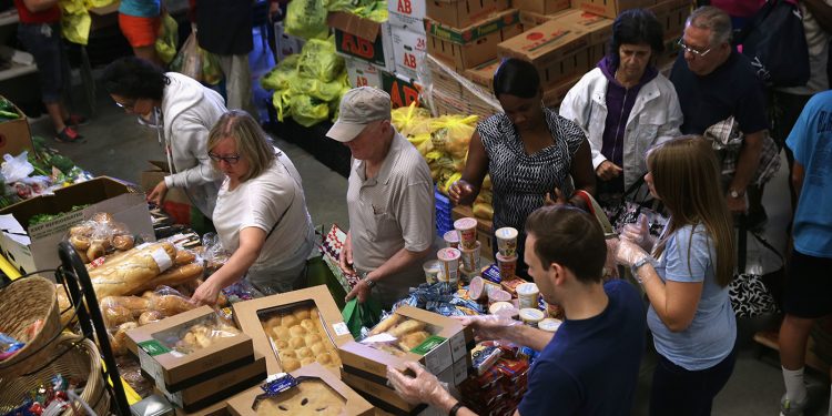 미국 저소득층 식량 위기 직면, 10억 달러 연방 자금 삭감에 고통