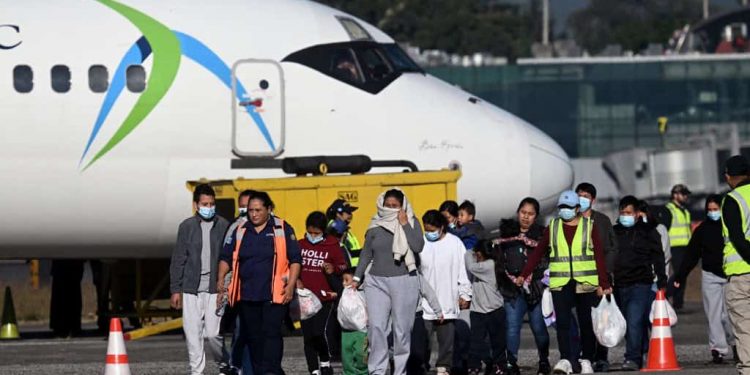 미국, 매일 135명 이민자 항공편으로 멕시코 송환