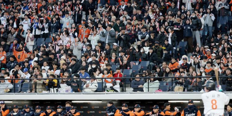 프로야구 개막에 패션가도 ‘활짝’…올해 유니폼 후원사는 어디?