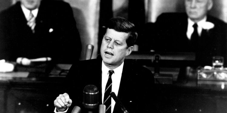 트럼프, 화요일에 JFK 암살 관련 기밀 문서 공개 예정