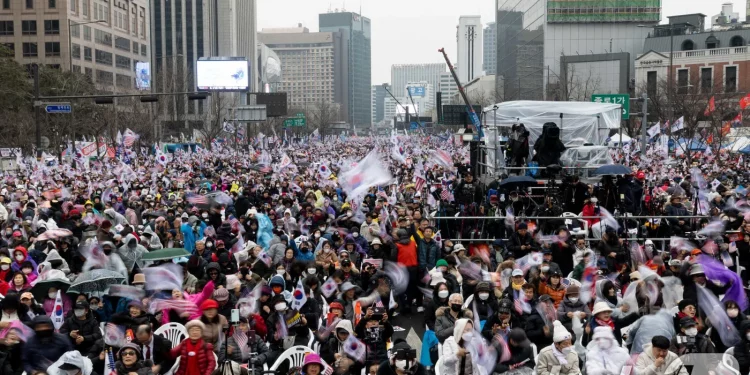 與 의원들, 여의도 이어 광화문까지…”尹 계엄은 비상조치”