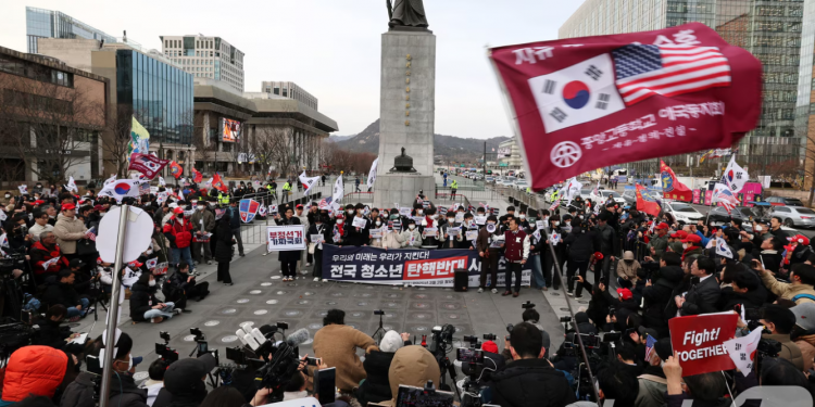 “尹대통령님에겐 10대가 있습니다”…청소년 광화문서 ‘탄핵반대’ 시국선언
