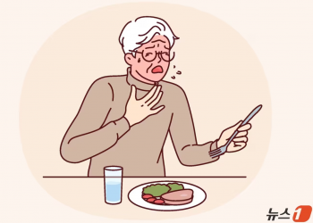 [100세건강] ‘꿀꺽’ 대신 사레, 목에 뭔가 걸린 느낌 오면 ‘이 질환’