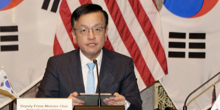 “트럼프 관세 협상, 아시아 국가들이 우선인데 한국이 최우선”