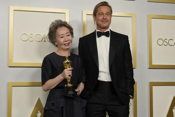 윤여정, 첫째아들 동성애·결혼 공개…”아카데미 수상 배우 용기에 경의”