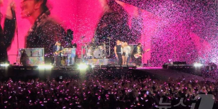 콜드플레이, 로제와 “아파트”…태양 ‘밈’도 따라하는 월클