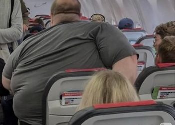 “티켓 두장 샀어야””좁은 좌석 문제”…논란 폭발시킨 기내 사진