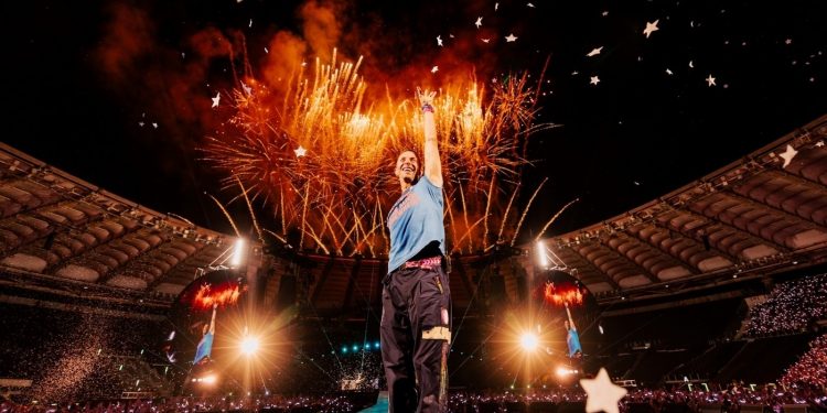 왜 30만 관객 몰리냐고?…콜드플레이 내한 공연 안에 답 있다