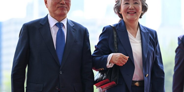 경찰, ‘김정숙 여사 옷값 의혹’ 대통령기록관 압수수색