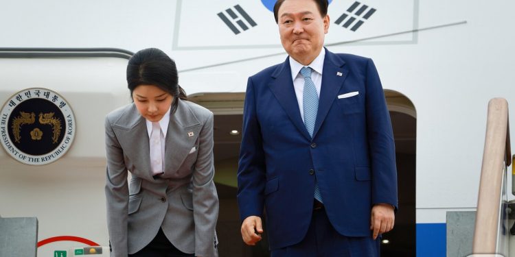 尹, 다시 운명의 시간 시작된다…아내 김건희와 심판대
