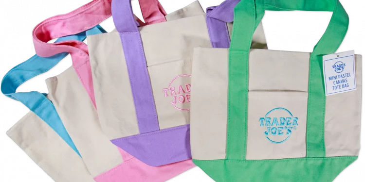 “3달러짜리 가방이 1,700달러?” 트레이더 조 토트백 열풍, 다시 불붙다