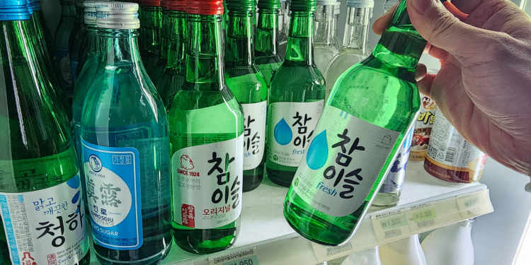英FT “초록병은 삶과 문화의 일부”…한국 소주 세계 진출 조명