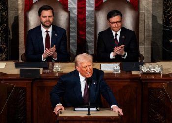 트럼프, 내년도 예산 228조원 삭감 제안…非군사 지출 23%↓