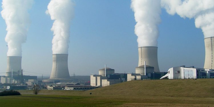 트럼프, 원전 10기 건설 지시…2050년까지 원자력 발전 4배 늘린다