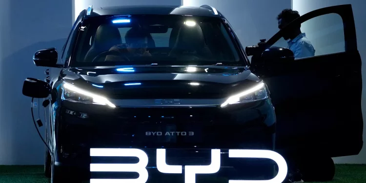 “싸게, 더 싸게” 中전기차끼리 치킨게임…”연말이면 줄도산”