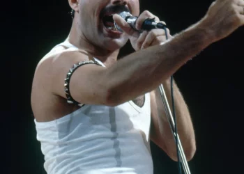 “프레디 머큐리 딸 있다…친구 아내와 불륜” 전기 작가 주장