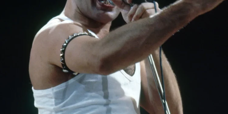 “프레디 머큐리 딸 있다…친구 아내와 불륜” 전기 작가 주장