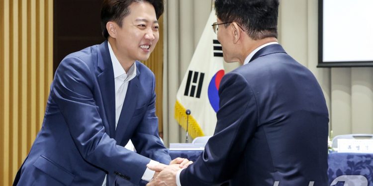 김문수로 단일화 땐 이준석 표 ‘절반 이탈’…24~29% 이재명 찍어