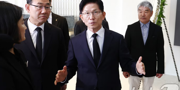 계엄 사과 했지만 尹 결별 ‘아직’…김문수 ‘중도확장’ 넘어야할 산