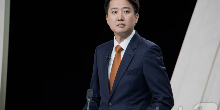 “‘젓가락 발언’ 이준석 사퇴해야”…여성·시민단체 고발