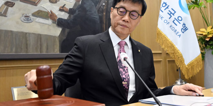 한은, 올 성장률 0.8%로 ‘반토막’…기준금리 2.5%로 인하