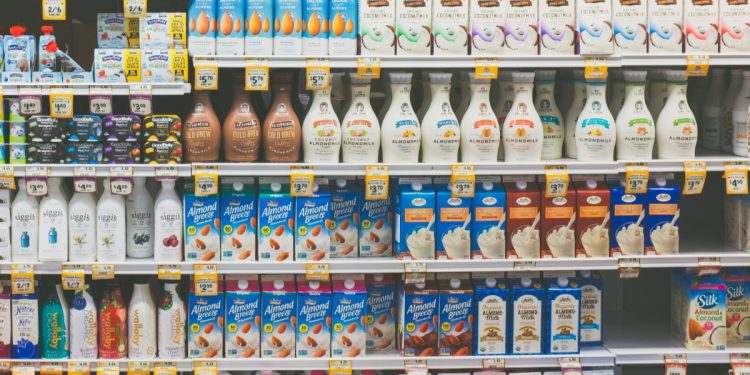 트럼프의 철강·알루미늄 관세 여파…美 식음료 포장재, ‘캔에서 종이로’ 이동하나