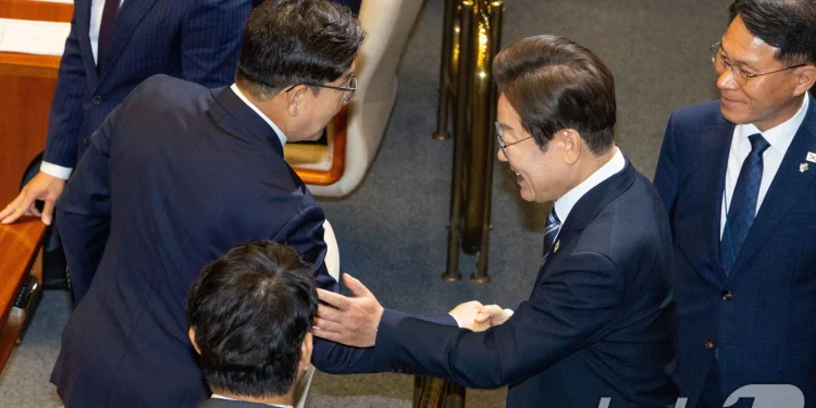 깍듯이 고개숙인 대통령…박수 안 치던 국힘 의원들도 일어나 악수