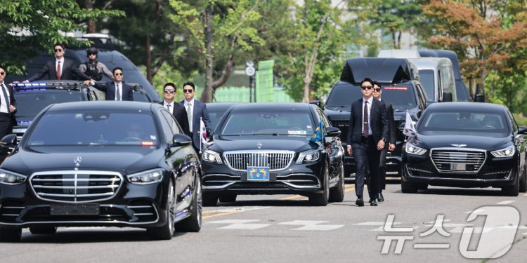 당선 확정 동시에 밤샘 취임식 준비…’취임선서식’으로 간소화