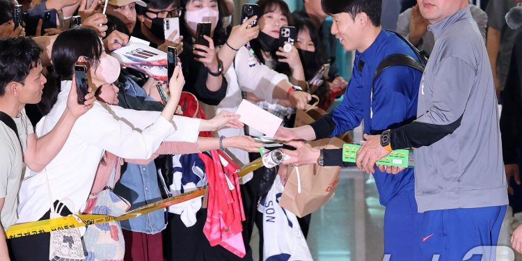 홍명보호, 열렬한 팬 응원 받으며 이라크 출국…6일 새벽 격돌