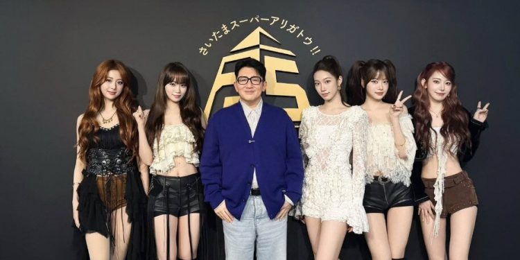 방시혁, 더 홀쭉해졌네…르세라핌 사이서도 ‘당당 자신감’