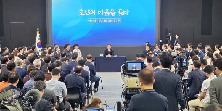 李대통령, 광주·전남시민과 130분 소통…’공항 이전 TF’ 지시