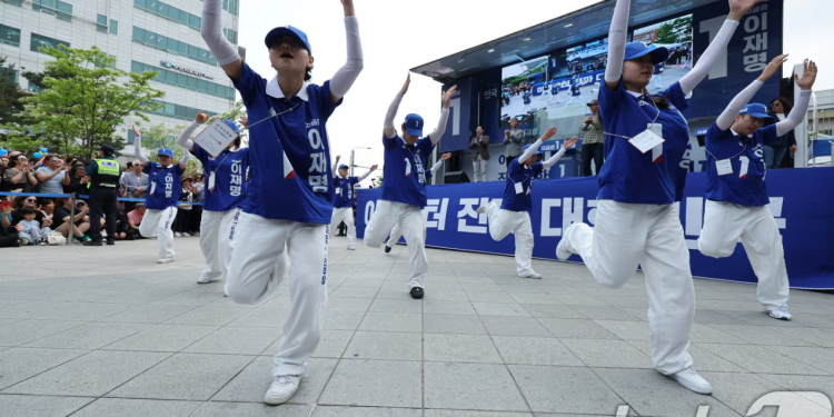 개표 방송부터 인증 종이까지…외신이 본 독특한 韓대선 문화