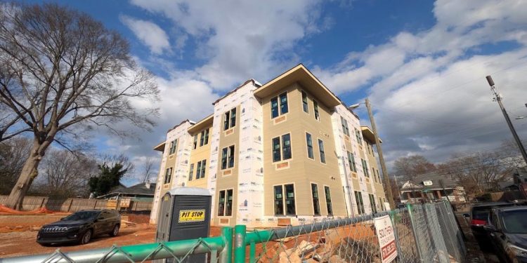 “사람이 살 집이 없다”… 조지아, 주거 위기 넘기려는 도시들의 실험