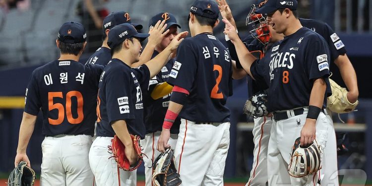 한화, 33년 만에 전반기 1위 확정…LG·롯데 공동 2위 탈환