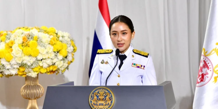 ‘자국군 비하’ 태국 총리 직무정지…부친 탁신도 재판에