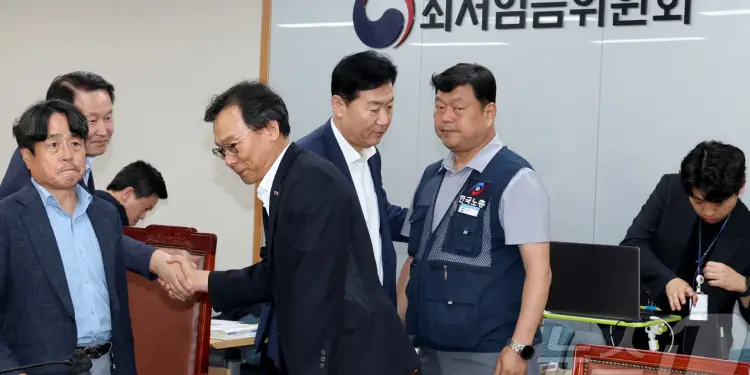 李정부 첫 최저임금 ‘1만320원’…노사, IMF급 위기에 17년만에 무표결 합의