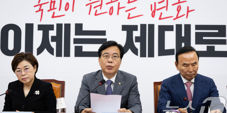 제1야당 삼킨 ‘전한길 논란’…지지율 추락·특검 공포에 ‘우향우’