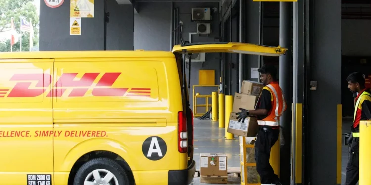 DHL, 미국행 상업용 배송 중단… 트럼프 행정명령 여파