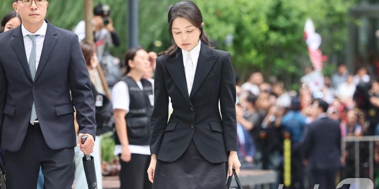김건희, 영부인 최초 특검 출석 “아무것도 아닌 사람…심려 끼쳐 죄송”