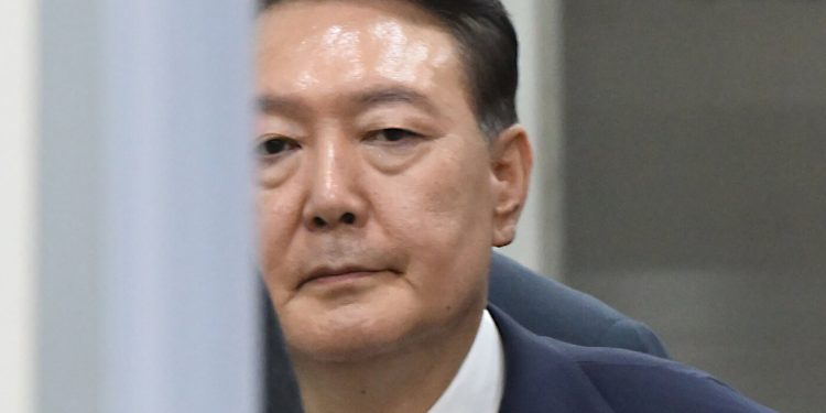 “尹, 완강 거부”…김건희 특검, 물리력 동원에도 2차 체포 중단