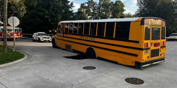 사바나 도로 붕괴로 스쿨버스 추락… 학생 11명 전원 무사