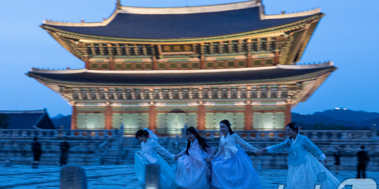 “저녁 7시, 조선의 제1 궁궐 문 열린다”…’경복궁 야간관람’ 개막
