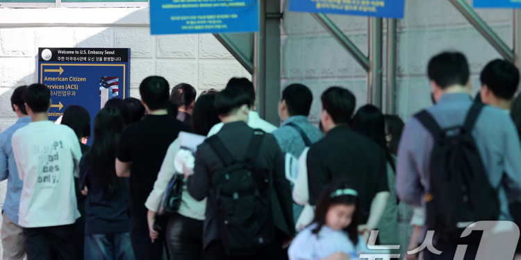 트럼프, 비자 규제 강화…유학생·언론인 비자 4년·240일로 단축