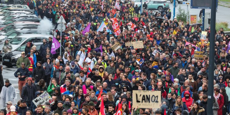 프랑스 전역 ‘모든 것을 멈춰라’ 시위…교통 마비·132명 체포