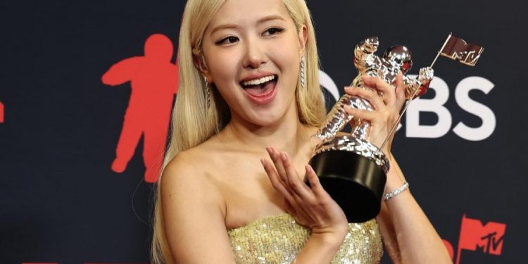 로제, K팝 최초 ‘MTV VMA’ 올해의 노래 수상 “16살의 나에게 바친다”